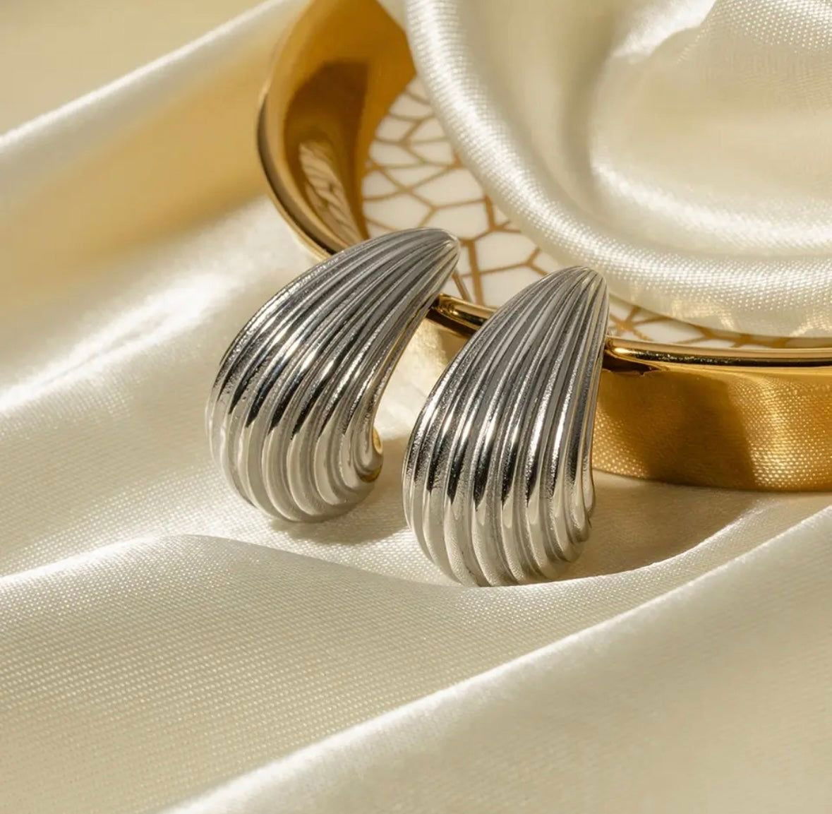 Bella Waterdrop Hoops - Shvetah